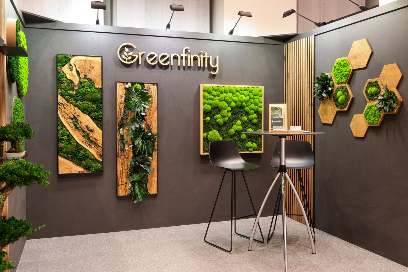 Messestand mit Mooskreationen und Bonsai-Bäumen