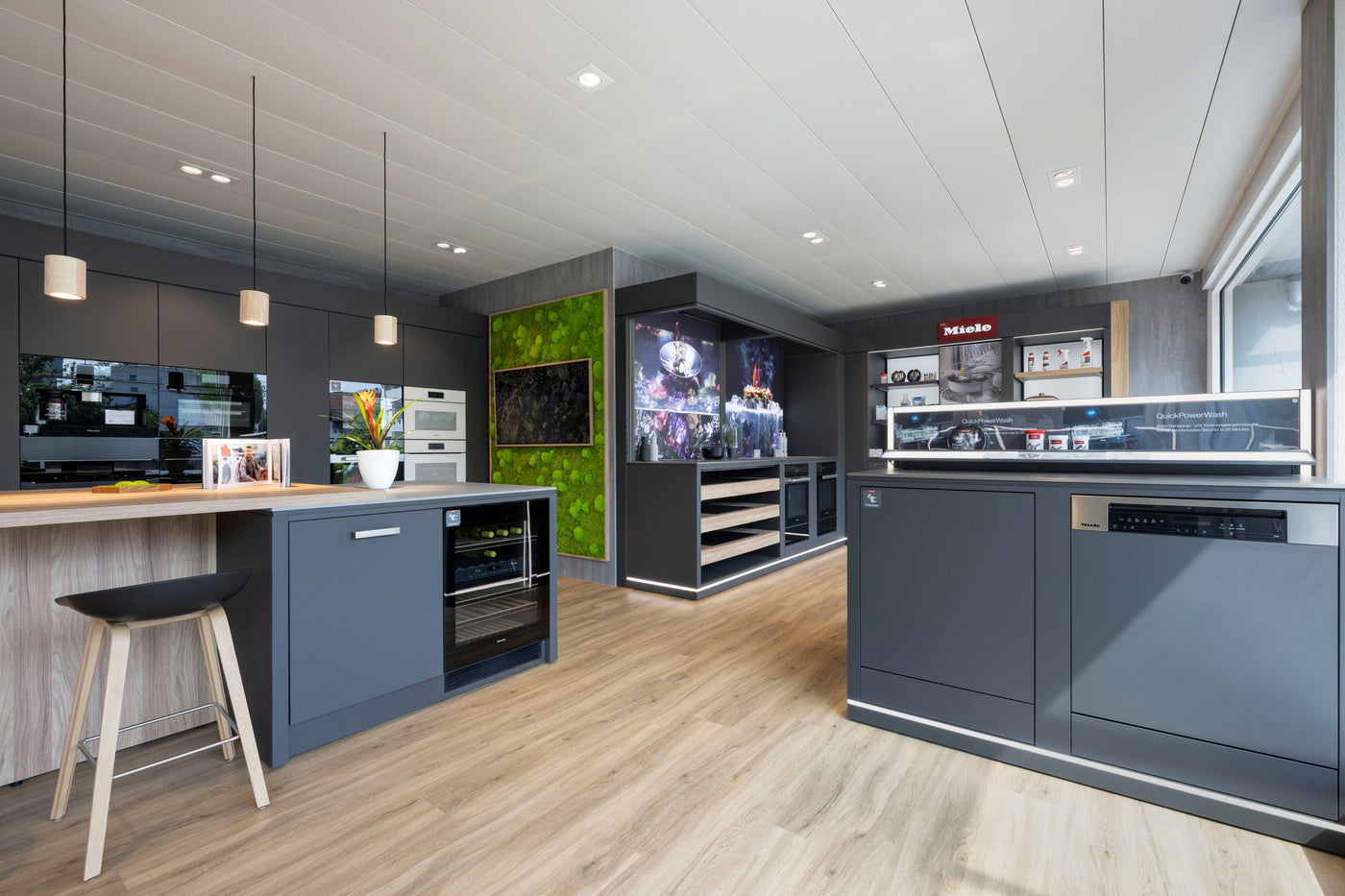 Feature Bild: Wald-Kugelmooswände im Showroom des Competence Center der Miele AG